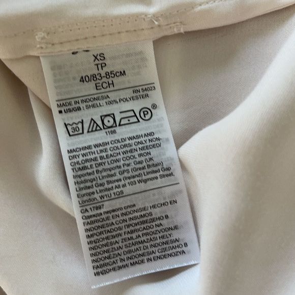 Banana Republic Cream V Neck Silky Tank. XS - Picture 6 of 6